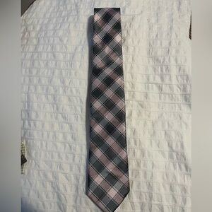 Michael Kors Men’s Diamond Plaid Necktie
Blush and Grey Colors
Preowned